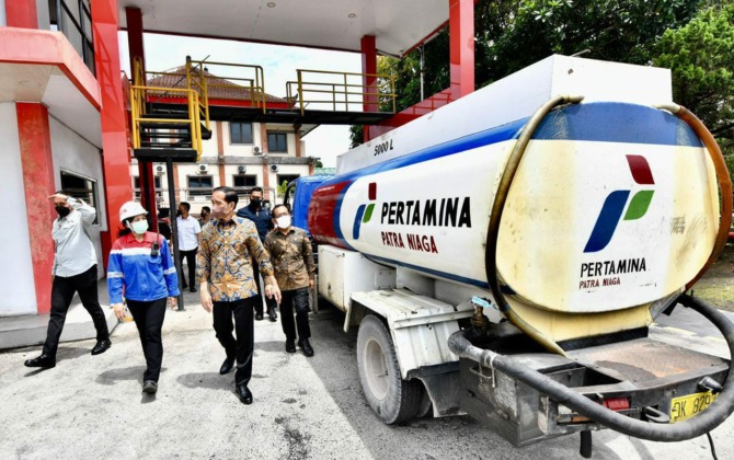 Presiden Joko Widodo (Jokowi) ketika melakukan inspeksi di Fuel Terminal Sanggaran, Pedungan, Denpasar Selatan, Bali pada Jumat (3/12). (Foto by Agus Suparto/Presidential Palace)