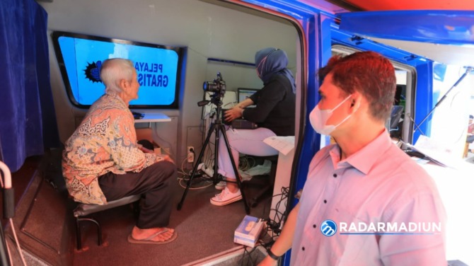 BAGAS BIMANTARA/RADAR MADIUN PANTAU LANGSUNG: Kepala Dispendukcapil Kota Madiun Agus Triono mendampingi pelaksanaan layanan Pecel Andok Bu Tumi di kelurahan Demangan pada Minggu, (5/12) lalu.