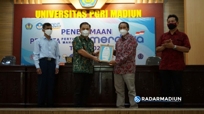 KAMPUS MERDEKA: Rektor Unipma Prof. Dr. H. Parji, M. Pd menerima 45 mahasiswa program PMM yang akan menjalani perkualiahan selama satu semester di Unipma. (ISTIMEWA)