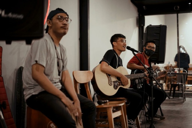 AKUSTIK: GildCoustic saat perform di sebuah kafe beberapa waktu lalu.  (GILDCOUSTIC FOR JAWA POS RADAR MADIUN)