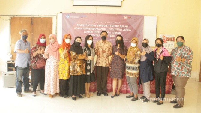 PENGABDIAN: Tim PKM UKWMS Kampus Kota Madiun bersama para mitra yang juga pemilik usaha sambal pecel khas Kota Madiun selepas pelatihan dan lokakarya. (ISTIMEWA/JAWA POS RADAR MADIUN)