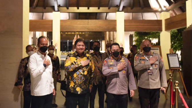 Menko Perekonomian Airlangga Hartarto bersama dengan Kapolri di acara Apel Kasatwil Polri Tahun 2021 di Bali, Jumat (3/12).