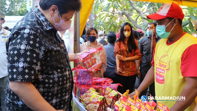 PERDAGANGAN: Menko Perekonomian Airlangga Hartarto meninjau pelaksanaan operasi pasar di Denpasar, Bali, Sabtu (18/12). (ISTIMEWA)