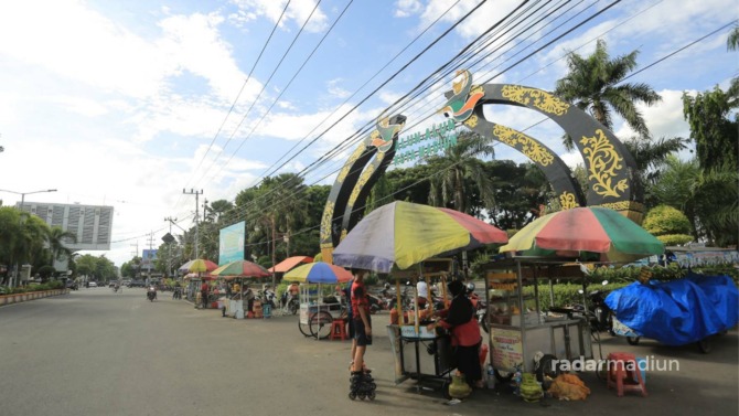 DI RUMAH SAJA: Tempat publik di Kota Madiun bakal ditutup dan disterilkan pada malam pergantian tahun baru nanti. Tujuannya, menghindari kerumunan dan mencegah persebaran Covid-19. (BAGAS BIMANTARA/JAWA POS RADAR MADIUN)