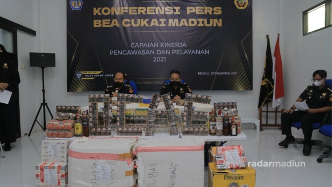 GEMPUR: Sejumlah barang bukti hasil razia sepanjang tahun ini dibeber di Kantor Bea Cukai Madiun. (BAGAS BIMANTARA/JAWA POS RADAR MADIUN)