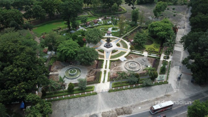 MENYEJUKKAN MATA: Wisata edukasi Monumen Suryo di Desa Pelang Lor, Kedunggalar, Ngawi, kini lebih elok dengan taman bunga. (R BAGUS RAHADI/RADAR NGAWI)