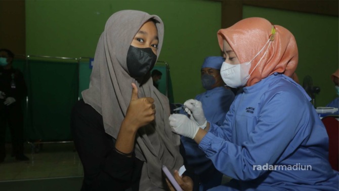 IMUNISASI: Proses vaksinasi di lima kecamatan di Ngawi berjalan lamban. (DOK RADAR NGAWI)