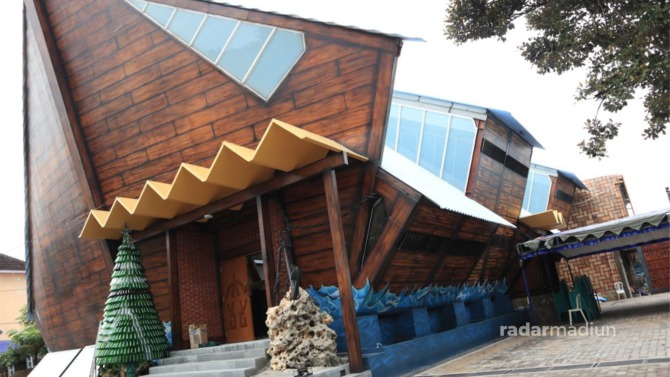 PENTAGONAL ASIMETRIS: Desain gereja kapal ini berbentuk segi enam tak sama sisi. Gaya arsitektur itu melambangkan ketidaksempurnaan dan keragaman hidup manusia. (SUGENG DWI N./JAWA POS RADAR PACITAN)