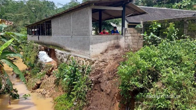 BUTUH PERBAIKAN: Beberapa laporan sekolah rusak diterima Dindik Pacitan selama musim penghujan. (Dok/ RADAR PACITAN)