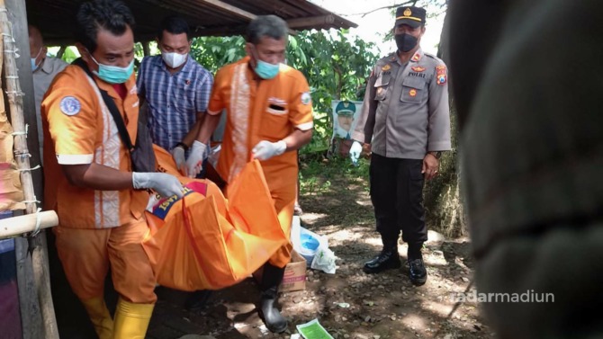 BAKAL DIOTOPSI: Jasad Tanti Rachmawati yang diduga korban pembunuhan dimasukkan ke dalam kantong jenazah. (ASEP SYAEFUL BACHRI/JAWA POS RADAR NGAWI)