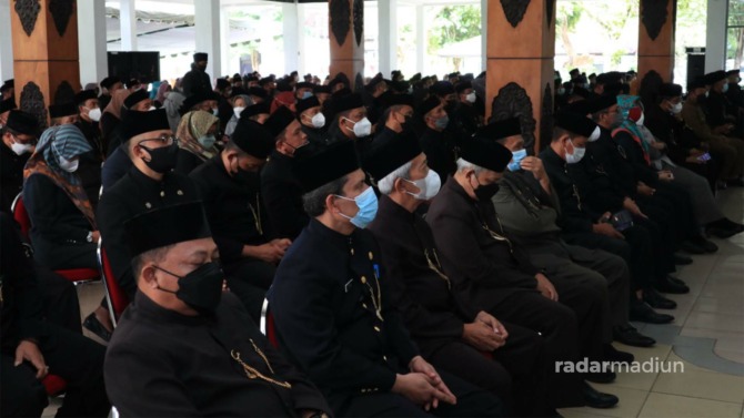 MASIH BERLANJUT: Para pegawai saat mengikuti mutasi jabatan di Pendapa Pemkab Pacitan pekan lalu. (DOKUMEN JAWA POS RADAR PACITAN)