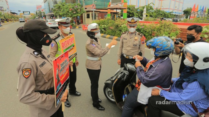 JELANG TAHUN BARU: Rencana penutupan kawasan Pahlawan Street Center (PSC) pada malam tahun baru hari ini (31/12) masih tentatif. Menyesuaikan situasi dan kondisi. (BAGAS BIMANTARA/JAWA POS RADAR MADIUN)