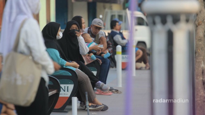 KERUMUNAN: Mobilitas warga Ponorogo meningkat seiring melandainya kasus Covid-19 di daerah tersebut. (AJI PUTRA/RADAR PONOROGO)