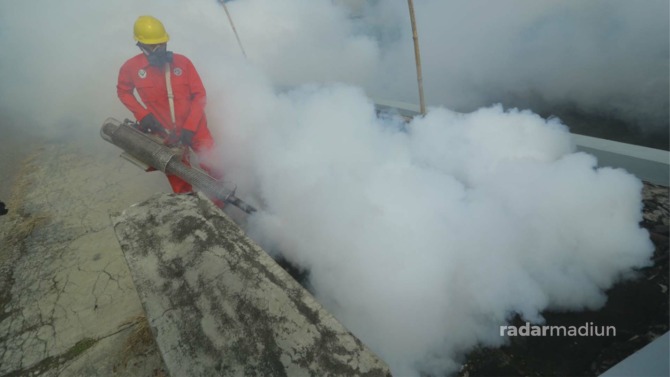 FOGGING: Petugas dari dinas kesehatan melakukan penyemprotan. (ILUSTRASI FOTO R BAGUS RAHADI/RADAR PONOROGO)