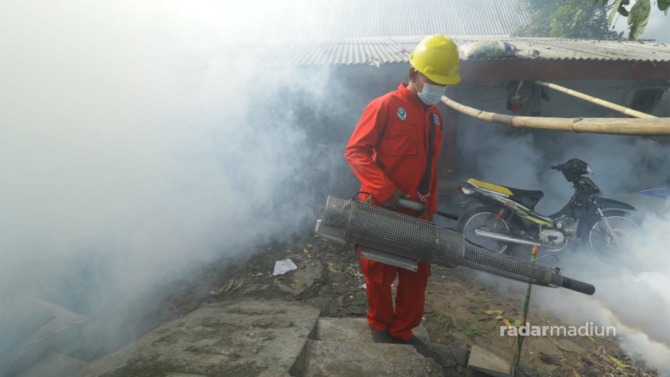 SEMPROT: Proses pemfoggingan dilakukan untuk membunuh nyamuk Aedes Aegypti dewasa. (ILUSTRASI FOTO: R BAGUS RAHADI/RADAR MADIUN)