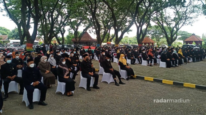 TRANSFER JABATAN: Seratusan pejabat eselon IV di lingkup Pemkot Madiun dialihfungsionalkan, Jumat (31/12). (BAGAS BIMANTARA/RADAR MADIUN)