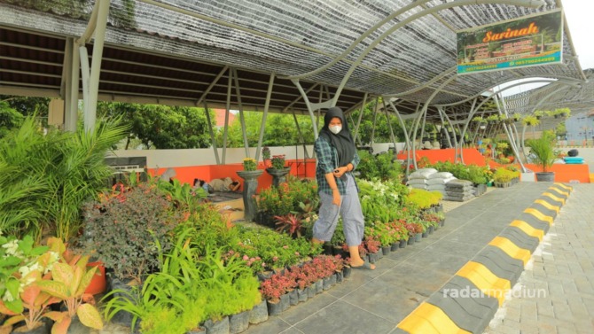 USAI DIRESMIKAN: Sebagian pedagang pasar bunga lama sudah menempati pasar bunga baru. (BAGAS BIMANTARA/JAWA POS RADAR MADIUN)