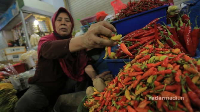 BAPOKTING: Harga sejumlah bahan pokok termasuk di antaranya lombok terpantau fluktuatif di Kota Madiun.. (BAGAS BIMANTARA/RADAR MADIUN)