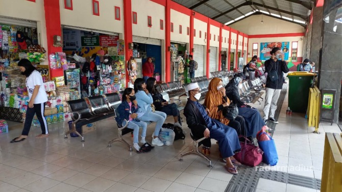 BERGELIAT: Jumlah penumpang naik dan turun di Terminal Kertonegoro meningkat 10 persen di momen Nataru. (ASEP SYAEFUL BACHRI/JAWA POS RADAR NGAWI)