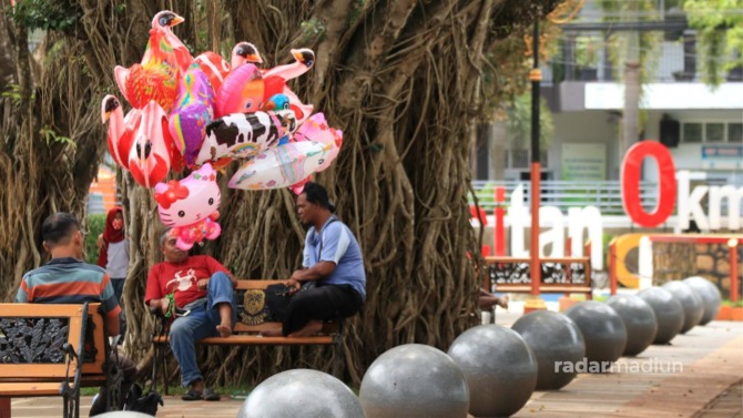 ALUN-ALUN PACITAN: Pedagang tetap diperbolehkan mengais rezeki di malam pergantian tahun. (SUGENG DWI N./JAWA POS RADAR PACITAN)