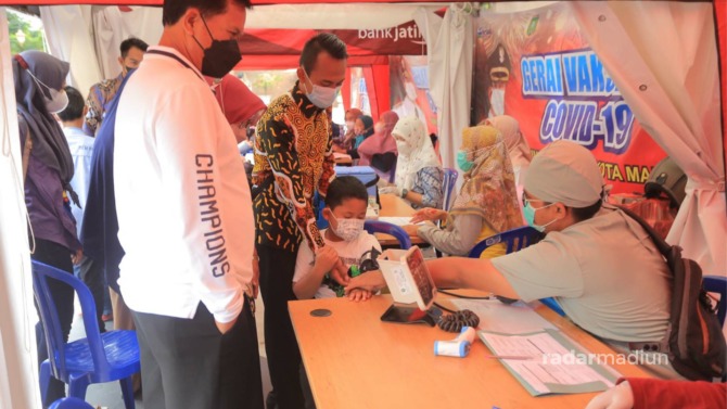 INOVASI: Wali Kota Madiun Maidi saat meninjau vaksinasi Covid-19 di Gerai Vaksinasi Sumber Wangi. (BAGAS BIMANTARA/JAWA POS RADAR MADIUN)