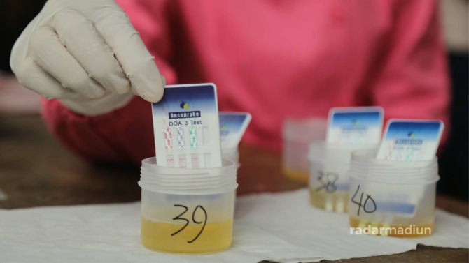 FOTO ILUSTRASI: Sejumlah warga lingkungan Sidomakmur, Kelurahan Ketanggi, Ngawi, menjalani tes urin. (DOK. JAWA POS RADAR MADIUN)