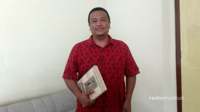 KARISMATIK: Romo Robertus Tri Budi Widyanto di sela kesibukannya sebagai kepala paroki Gereja Katolik St Cornelius. (SRI MULYANI/JAWA POS RADAR MADIUN)