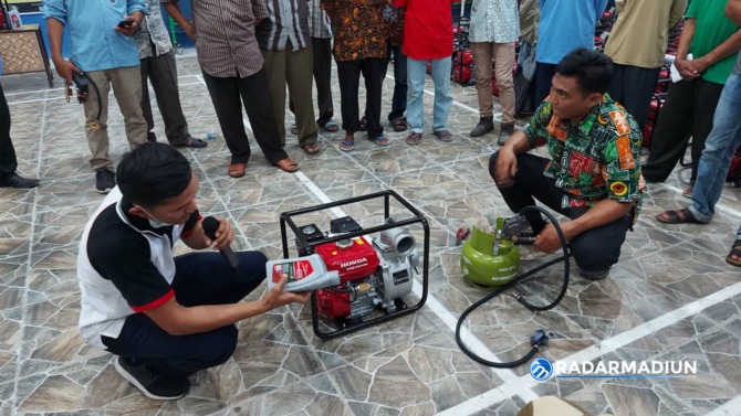 PEDULI: Pertamina membagikan 100 paket konversi LPG ke petani di Gresik, Senin (13/12).