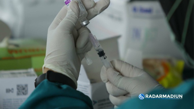 KURANG: Vaksinasi anak belum bisa digelar oleh Pemkab Madiun lantaran capaian imunisasi bagi dewasa dan lansia belum memenuhi target. (R BAGUS RAHADI/RADAR MADIUN)