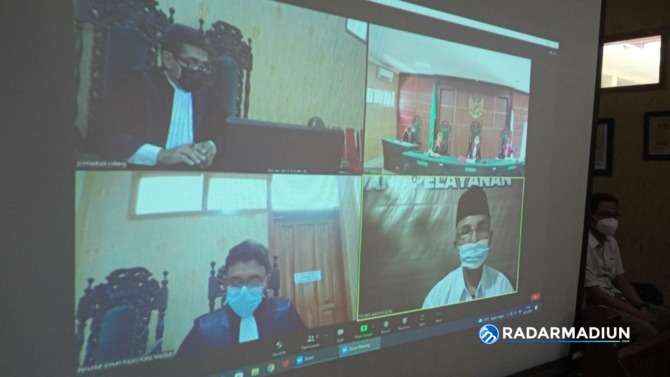 PENGGELAPAN: Terdakwa SP menyimak persidangan di PN Kota Madiun dengan agenda pemeriksaan saksi-saksi. (ELIT AMINATUS SAADAH/JAWA POS RADAR MADIUN)