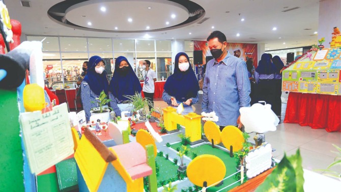 INOVATIF: Kreativitas mading 3D karya SMP, SMA/SMK se-Kota Madiun. (FOTO-FOTO: BAGAS BIMANTARA/RADAR MADIUN)