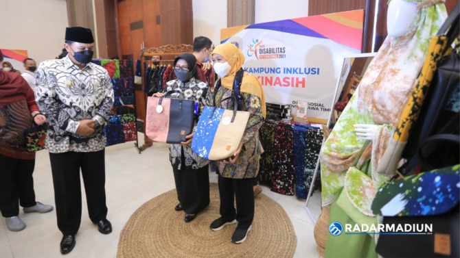 PRODUKTIF: Gubernur Jatim Khofifah Indar Parawansa (kanan), Ketua TP PKK Kota Madiun Yuni Setyowati dan Wali Kota Madiun Maidi saat acara Hari Disabilitas Internasional di Sun Hotel, Rabu (8/12). (BAGAS BIMANTARA/RADAR MADIUN)