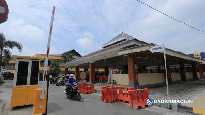 DIPORTAL: OGS mulai diujicobakan di Pasar Sleko. Pengelolaan parkir modern itu akan diterapkan tahun depan. (BAGAS BIMANTARA/JAWA POS RADAR MADIUN)