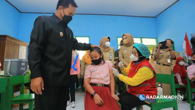 HERD IMMUNITY: Wali Kota Madiun Maidi saat meninjau proses vaksinasi anak pada Senin (20/12) lalu. (BAGAS BIMANTARA/RADAR MADIUN)