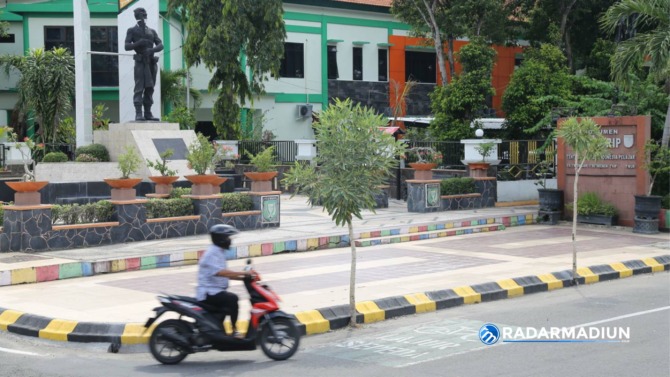 PENGINGAT: Disperkim Kota Madiun menambahkan aksesori di Monumen Mastrip tanpa mengubah bentuk asli maupun nilai sejarahnya. (BAGAS BIMANTARA/JAWA POS RADAR MADIUN)