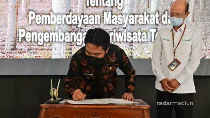 POS RADAR CARUBAN SEPAKAT: Bupati Ahmad Dawami menandatangani MoU dengan perusahaan umum kehutanan negara di Pendapa Muda Graha. (PROKOPIM FOR JAWA)