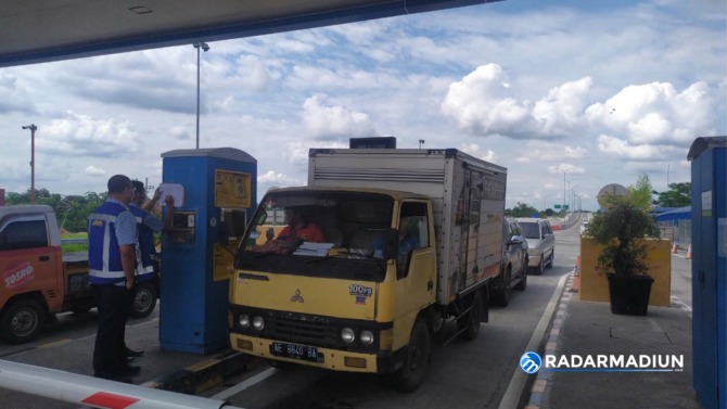 MASIH NORMAL: Belum ada lonjakan volume kendaraan di ruas tol JNK. (ANGGIYAN BAYU/JAWA POS RADAR CARUBAN)