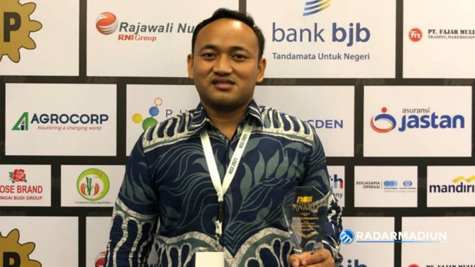 BANGGA: Muhammad Aji Kurniawan saat menerima penghargaan NSS Farmer of The Years Kategori Milenial 2021 di Jakarta. (ISTIMEWA)