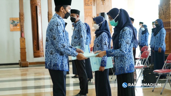 ABDI NEGARA: Bupati Ahmad Dawami menyerahkan SK usai melantik ratusan PNS formasi 2019 di Pendapa Ronggo Djumeno kemarin. (PROKOPIM FOR JAWA POS RADAR CARUBAN)