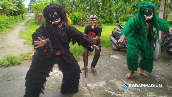 IKON DAERAH: Kesenian dongkrek telah menjadi warisan budaya tak benda yang dimiliki Kabupaten Madiun. Karena itu, eksistensinya harus tetap lestari. (ANGGIYAN BAYU/JAWA POS RADAR CARUBAN)