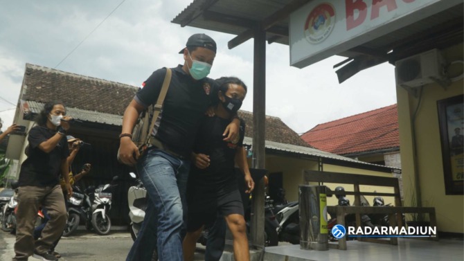 BEJAT: Dwianto, pelaku pencabulan anak tiri, dikeler polisi. (R. BAGUS RAHADI/JAWA POS RADAR NGAWI)