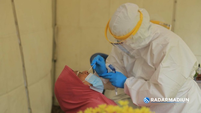 SKRINING: UPT Labkesda Ngawi mengirim hasil PCR dengan CT di bawah 25 ke Unair Surabaya untuk diteliti. (DOK RADAR MADIUN)