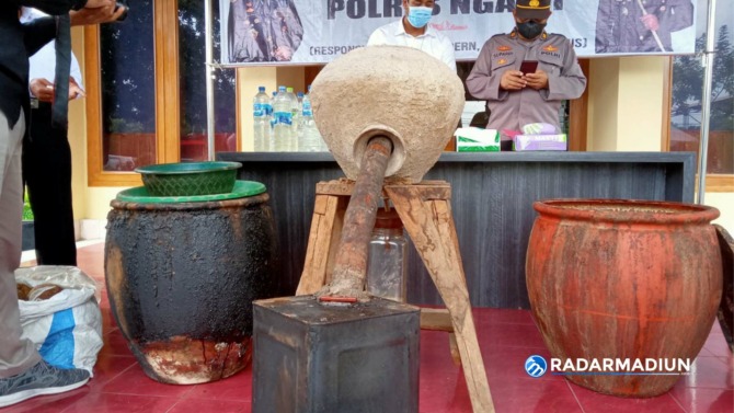 BERANTAS MIRAS: Polisi menyita alat penyulingan arak jowo dari rumah produksi SYN dan STM. (ISTIMEWA)