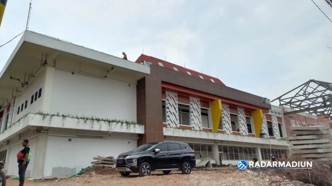 TINGGAL FINISHING: Waktu pengerjaan rebuilding Pasar Besar Ngawi tersisa sembilan hari lagi. (ASEP SYAEFUL BACHRI/JAWA POS RADAR NGAWI)