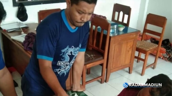 PERTOLONGAN KALI PERTAMA: Widayat, warga Sedeng, Pacitan, menjadi ’’pasien’’ pertama yang ditolong unit damkar. (SATPOL PP PACITAN FOR RADAR MADIUN)