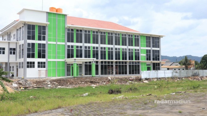 SEMPAT MOLOR: Pembangunan gedung Flamboyan di RSUD dr Darsono Pacitan akhirnya terselesaikan. (SUGENG DWI N./JAWA POS RADAR PACITAN)