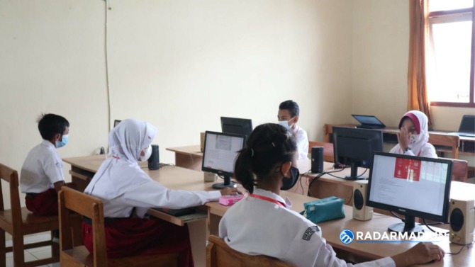 KOMPUTERISASI: Siswa sekolah dasar saat mengikuti asesmen nasional berbasis komputer beberapa waktu lalu. (SUGENG DWI N./JAWA POS RADAR PACITAN)