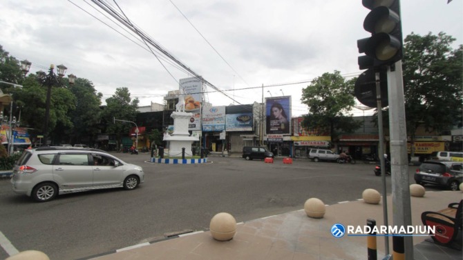 NGADAT: Lampun traffic light di pertigaan Jenes sempat error karena tersambar petir. (AJI PUTRA/RADAR PONOROGO)