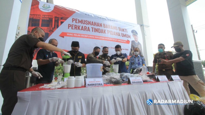 HANCUR: Belasan ribu butir dobel L atau pil koplo diblender oleh Kejari Ponorogo. (AJI PUTRA/RADAR PONOROGO)