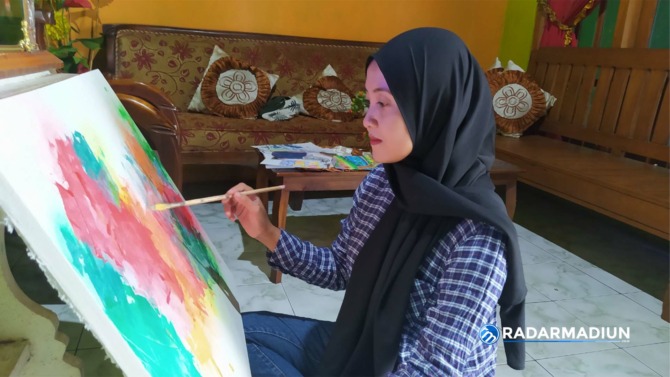 SENIMAN: Alfi Na’imatu Safa’ati, seorang pelukis beraliran abstrak. (FOTO: FRISKA OKTA/JAWA POS RADAR PONOROGO)
